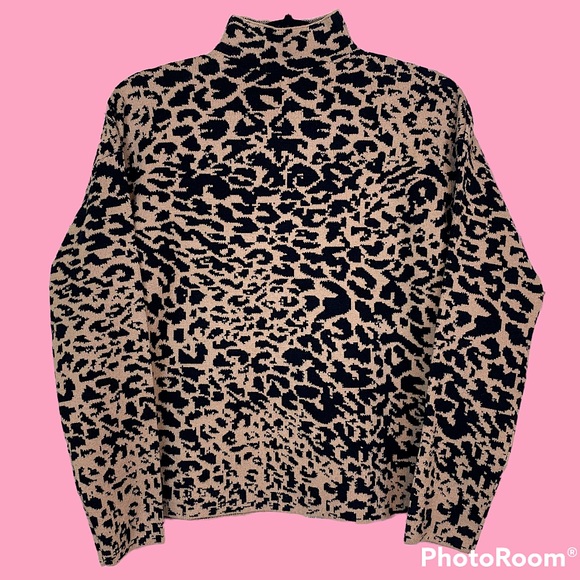 Tahari Sweaters - NWOT Mock Neck Leopard/Cheetah Graphic Print Super Soft Sweater Size M black/tan